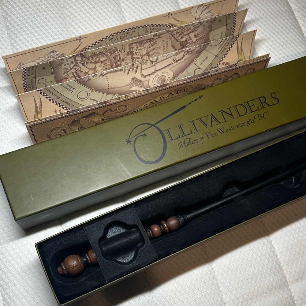 Ollivanders INTERACTIVE Vine 10 Wand with Box and Map